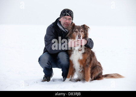 Mann mit Australian Shepherd Stockfoto