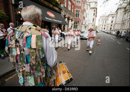 London, UK. 18. Mai 2013. Die Thaxted Morris Männer tanzen im Westminster Arms Pub während des Westminster Tag des Tanzes findet an verschiedenen Orten in Westminster. : Kreditereignisse Malcolm Park London / Alamy Live News Stockfoto