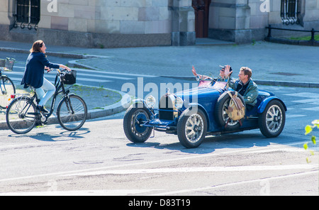 2 Männer, die ein blaues Cabrio fahren, winken mit einer Biker-Frau und grüßen Straßburg, Elsass, Frankreich, Europa Stockfoto