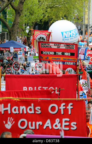 London, UK. 18. Mai 2013. Kredit-Demonstranten Unterstützung des National Health Service gegen Kürzungen bei des Verteidigung Londons NHS Demonstration, London, England: Paul Brown / Alamy Live News Stockfoto