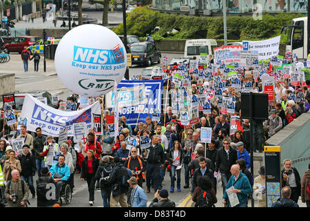 London, UK. 18. Mai 2013. Demonstranten auf Waterloo Bridge unterstützt den National Health Service gegen Kürzungen bei des Verteidigung Londons NHS Demonstration, London, England-Credit: Paul Brown / Alamy Live News Stockfoto