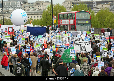 London, UK. 18. Mai 2013. Demonstranten auf Waterloo Bridge unterstützt den National Health Service gegen Kürzungen bei des Verteidigung Londons NHS Demonstration, London, England-Credit: Paul Brown / Alamy Live News Stockfoto