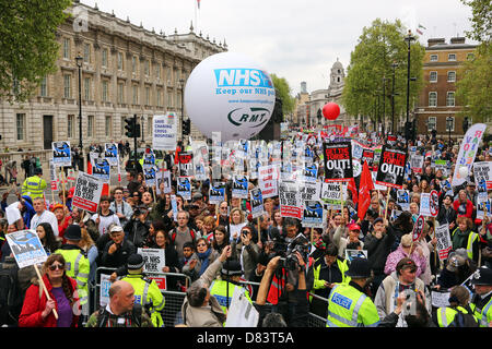 London, UK. 18. Mai 2013. Demonstranten vor Downing Street Unterstützung des National Health Service gegen Kürzungen bei des Verteidigung Londons NHS Demonstration, London, England-Credit: Paul Brown / Alamy Live News Stockfoto