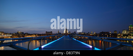 Millennium Bridge und die Skyline von London in der Abenddämmerung, London, Vereinigtes Königreich. Stockfoto