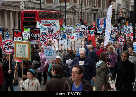 London, UK. 18. Mai 2013. Tausende versammelten sich marschierten von Waterloo Downing Street an einer Demonstration gegen die Regierungen Handhabung des NHS und die vorgeschlagenen Finanzkürzungen. Bildnachweis: Nelson Pereira / Alamy Live News Stockfoto