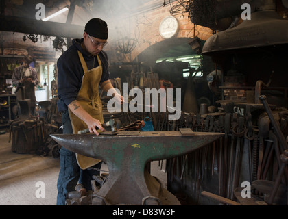 Schmied in eine traditionelle Schmiede arbeiten. Stockfoto