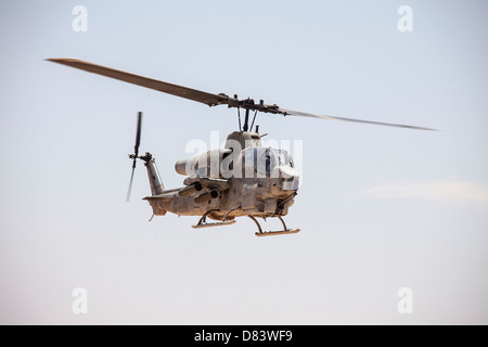 Ein US Marine Corps AH-1W Super Cobra Gunship während einer Übung 30. April 2013 in Afghanistan. Stockfoto