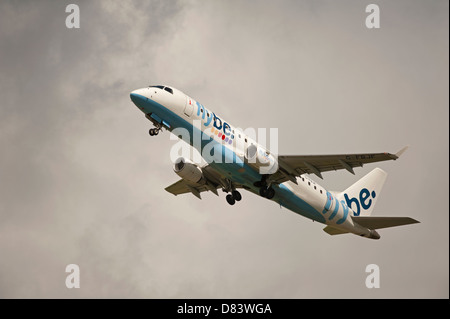 Twin-engined Embraer ERJ-190-2000-195LR Flybe Verkehrsflugzeug Abfahrt Inverness Airport Highland Schottland SCO 9126 Stockfoto