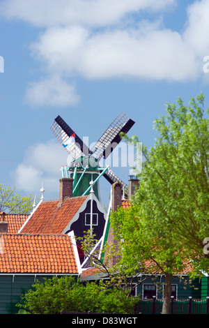 Kleinen grünen hölzernen Dorf in Holland Stockfoto