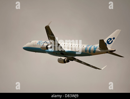 Twin-engined Embraer ERJ-190-2000-195LR Flybe Verkehrsflugzeug Inverness Airport Highland Schottland SCO 9127 abfliegen. Stockfoto