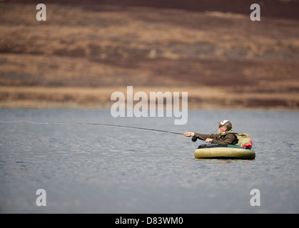 Fischer, schwimmend auf einem schottischen Loch mit einem Float Tube.   SCO 9129 Stockfoto