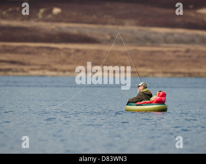 Fischer, schwimmend auf einem schottischen Loch mit einem Float Tube.   SCO 9130 Stockfoto