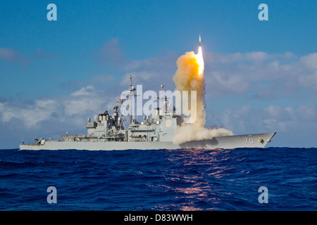 Ein uns Marine Standard Missile 3 Interceptor ist vom geführte Raketenkreuzer gestartet USS Lake Erie während einer Missile Defense Agency und Marine 15. Mai 2013 in den Pazifischen Ozean zu testen. Die SM-3-Block 1 b abgefangen erfolgreich eine Ziel-Rakete, die von der Pacific Missile Range Facility, Barking Sands, Kauai, Hawaii ins Leben gerufen hatte. Stockfoto