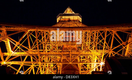 Tokyo Tower in der Nacht in orange Leuchten von unten nach oben zeigt seine Tragkonstruktion Stahl und Strahl getroffen Stockfoto