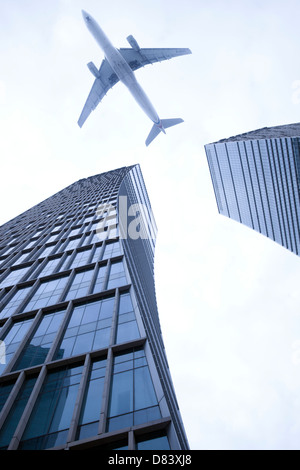 Flugzeug fliegen über hohe Gebäude, Shanghai, China Stockfoto