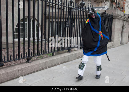 Morris Tänzer Tag des Tanzes in London. Gruppen aus allen Teilen des Landes versammeln, um ihre traditionellen Tänze in Westminster durchführen. Stockfoto