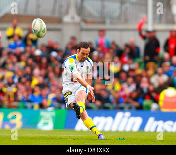 Dublin, Irland. 18. Mai 2013. Morgan Parra (Clermont) wandelt einen Elfmeter während der Heineken-Cup-Finale zwischen ASM Clermont Auvergne und Toulon aus dem Aviva Stadion. Bildnachweis: Aktion Plus Sportbilder / Alamy Live News Stockfoto