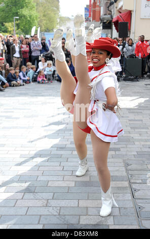 BBrighton UK 18. Mai 2013 - Massen beobachten The Trinity Valley Community College Tänzer aus Texas USA beim Fringe City Event ist Teil der Brighton Festival 2013 Stockfoto