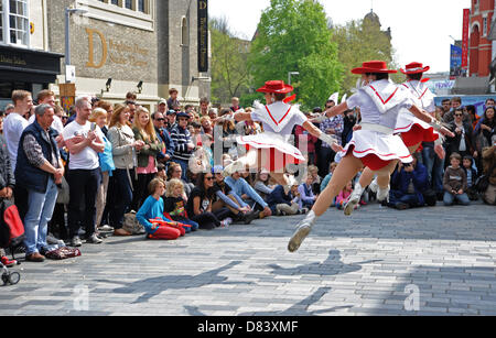 Brighton UK 18. Mai 2013 - Massen beobachten The Trinity Valley Community College Tänzer aus Texas USA beim Fringe City Event ist Teil der Brighton Festival 2013 Stockfoto