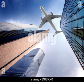 Flugzeug fliegen über hohe Gebäude, Shanghai, China Stockfoto