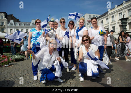 Malmö, Sewden. 18. Mai 2013. Fans jubeln vor Beginn das Finale des Eurovision Song Contest 2013 in Malmö, Schweden, 18. Mai 2013 zu beenden. Foto: Jörg Carstensen/Dpa/Alamy Live News Stockfoto