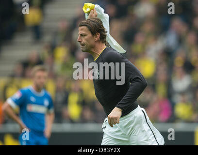 Dortmunds Torwart Roman Weidenfeller wirft sein Hemd auf den Boden nach seiner Entlassung während der Fußball-Bundesligaspiel Borussia Dortmund Vs 1899 Hoffenheim im Signal Iduna Park in Dortmund, Deutschland, 18. Mai 2013. Foto: Bernd Thissen Stockfoto