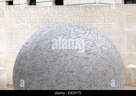 Bali Bombardierung Gedenkstätte in London (siehe Beschreibung), eine Runde Marmorskulptur in der Nähe von St. James Park, Großbritannien Stockfoto