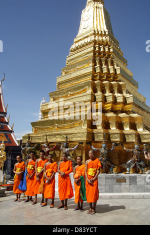 Gruppe von thailändischen buddhistischen Mönchen Aufnahme in Grand Palace Tempel in Bangkok, Thailand Stockfoto