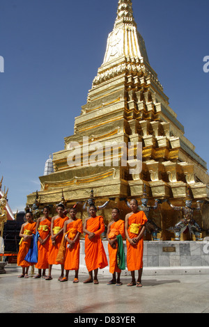 Gruppe von thailändischen buddhistischen Mönchen Aufnahme in Grand Palace Tempel in Bangkok, Thailand Stockfoto