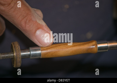 überprüft, ob Stift unten gedreht worden ist, um zu führen, um die genaue Größe zu bestätigen Stockfoto