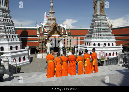 Gruppe von thailändischen buddhistischen Mönchen Aufnahme in Grand Palace Tempel in Bangkok, Thailand Stockfoto