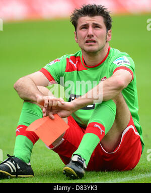 Fußball, Bundesliga, 34. Spieltag, Hannover 96 - Fortuna Düsseldorf bin 18.05.2013 in der AWD-Arena in Hannover (Niedersachsen). Düsseldorfs Stefan Reisinger Sitzt Nach Dem Spiel Auf Dem Boden. Foto: Peter Steffen/Dpa (Achtung Hinweis Zur Bildnutzung! Die DFL Erlaubt sterben Weiterverwertung von maximal 15 Fotos (Keine Sequenzbilder Und Keine Videoähnlichen Fotostrecken) Studienabschnitte des phonen (Einschließlich Halbzeit) aus Dem Stadion Und/Oder Vom Spiel Im Internet Und in Online-Medien. Uneingeschränkt darf ist Die Weiterleitung Digitalisierter Aufnahmen Bereits Studienabschnitte des phonen Ausschließlich z Stockfoto