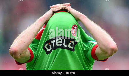 Fußball, Bundesliga, 34. Spieltag, Hannover 96 - Fortuna Düsseldorf bin 18.05.2013 in der AWD-Arena in Hannover (Niedersachsen). Ein Düsseldorfer Spieler Hut Nach Dem Spiel Das Trikot Vor Dem on. Foto: Peter Steffen/Dpa (Achtung Hinweis Zur Bildnutzung! Die DFL Erlaubt sterben Weiterverwertung von maximal 15 Fotos (Keine Sequenzbilder Und Keine Videoähnlichen Fotostrecken) Studienabschnitte des phonen (Einschließlich Halbzeit) aus Dem Stadion Und/Oder Vom Spiel Im Internet Und in Online-Medien. Uneingeschränkt darf ist Die Weiterleitung Digitalisierter Aufnahmen Bereits Studienabschnitte des phonen ausschlie Stockfoto