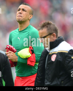 Fußball, Bundesliga, 34. Spieltag, Hannover 96 - Fortuna Düsseldorf bin 18.05.2013 in der AWD-Arena in Hannover (Niedersachsen). Düsseldorfs Bruno Soares (l) Und Düsseldorfs Trainer Norbert Meier Stehen Nach Dem Spiel in der Arena. Foto: Peter Steffen/Dpa (Achtung Hinweis Zur Bildnutzung! Die DFL Erlaubt sterben Weiterverwertung von maximal 15 Fotos (Keine Sequenzbilder Und Keine Videoähnlichen Fotostrecken) Studienabschnitte des phonen (Einschließlich Halbzeit) aus Dem Stadion Und/Oder Vom Spiel Im Internet Und in Online-Medien. Uneingeschränkt darf ist Die Weiterleitung Digitalisierter Aufnahmen berei Stockfoto