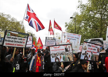 London, UK. 18. Mai 2013. . Tausende von Tamilen marschieren durch die Londoner getöteten während der Endphase der Sri Lankas Bürgerkrieg zu gedenken und Premierminister David Cameron zum Commonwealth Köpfe der Regierungstreffen am Colombo im November 2013 statt Boykott aufrufen. Bildnachweis: Rob Pinney / Alamy Live News Stockfoto