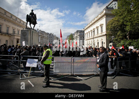 London, UK. 18. Mai 2013. . Tamil Demonstranten stehen in der Stille zum Gedenken an jene während der Endphase der Sri Lankas Bürgerkrieg getötet. Die Demonstration, gehalten auf dem vierten Jahrestag der Mullivaikkal Vorfall, eines der blutigsten Momente des Konflikts fordert Premierminister David Cameron, der Commonwealth Köpfe der Regierungstreffen aufgrund zu boykottieren, in Colombo im November 2013 stattfinden. Bildnachweis: Rob Pinney / Alamy Live News Stockfoto