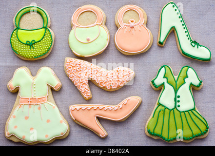Eistee Mode Cookies: Butterkekse dekoriert als Modeartikel. Stockfoto