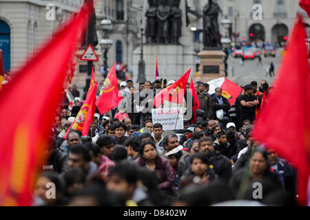 London, UK. 18. Mai 2013. Tausende von Tamilen marschieren durch die Londoner getöteten während der Endphase der Sri Lankas Bürgerkrieg zu gedenken und Premierminister David Cameron zum Commonwealth Köpfe der Regierungstreffen am Colombo im November 2013 statt Boykott aufrufen. Bildnachweis: Rob Pinney / Alamy Live News Stockfoto