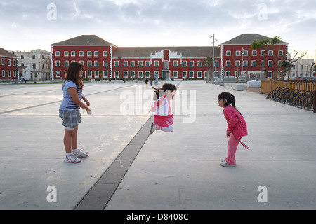 Kinder überspringen in der Placa de Esplanada, Es Castell, Menorca, Spanien spielen Stockfoto