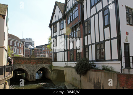 Riverside Apartments am Hogsmill Fluss in Kingston-Upon-Thames, Surrey, England UK Stockfoto