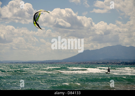 Kitesurfer am Meer am Strand, Marbella, Spanien. Stockfoto