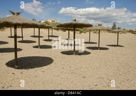 Strand im Winter mit Sonnenschirmen. Costa del Sol, Spanien Stockfoto