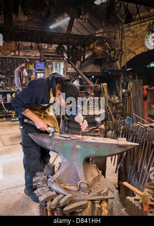 Schmied in eine traditionelle Schmiede arbeiten. Stockfoto