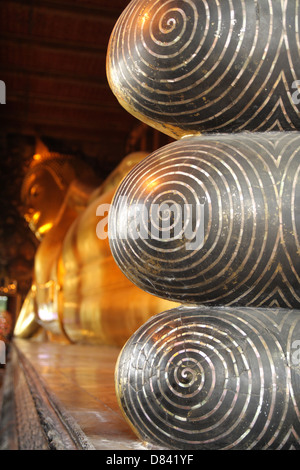 Details zu Füßen der liegende Buddha-Statue im Wat Pho Tempel in Bangkok, Thailand Stockfoto