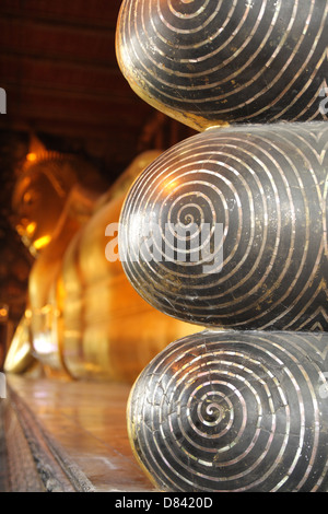 Details zu Füßen der liegende Buddha-Statue im Wat Pho Tempel in Bangkok, Thailand Stockfoto