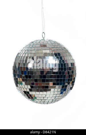 Eine Silber gespiegelt Discokugel auf weißem Hintergrund Stockfoto