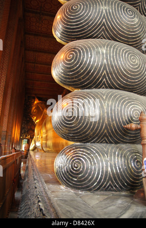 Details zu Füßen der liegende Buddha-Statue im Wat Pho Tempel in Bangkok, Thailand Stockfoto