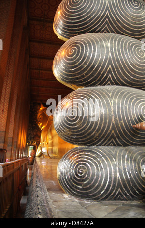 Details zu Füßen der liegende Buddha-Statue im Wat Pho Tempel in Bangkok, Thailand Stockfoto