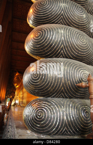 Details zu Füßen der liegende Buddha-Statue im Wat Pho Tempel in Bangkok, Thailand Stockfoto