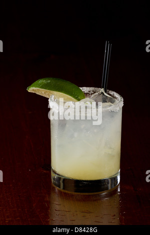 frische Limette Saft Margarita war auf den Felsen in einem Dunkelrestaurant Stockfoto